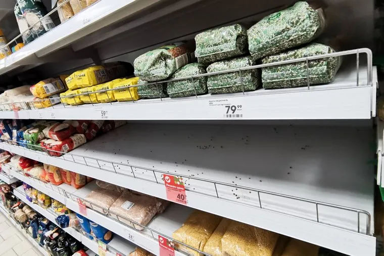 Полки с крупами, макаронами и сахаром в "Пятерочке" на Первомайской. Екатеринбург