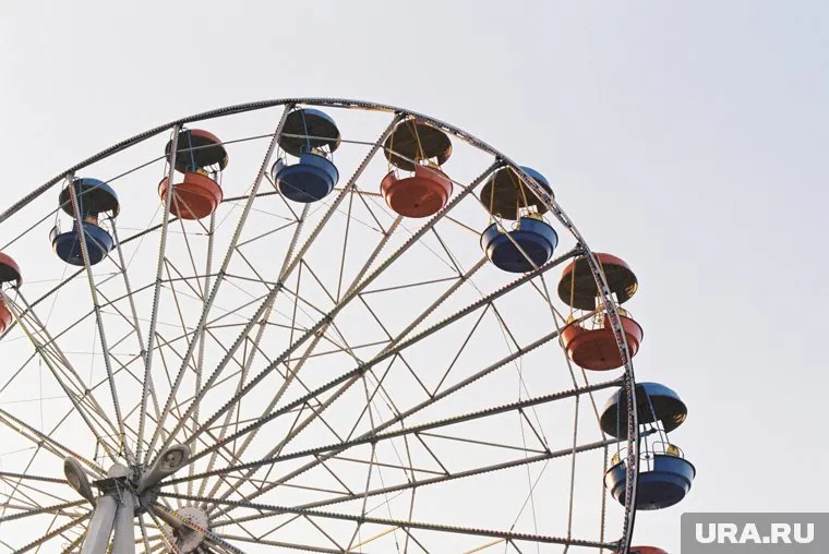 Девушка выпала из кабинки колеса обозрения, когда она находилась в верхней точке, пишет Shot