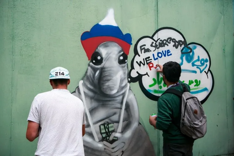 Граффити художника Алекса 214арт с изображением болельщиков, ставших мемом на матче Россия-Испания. Москва