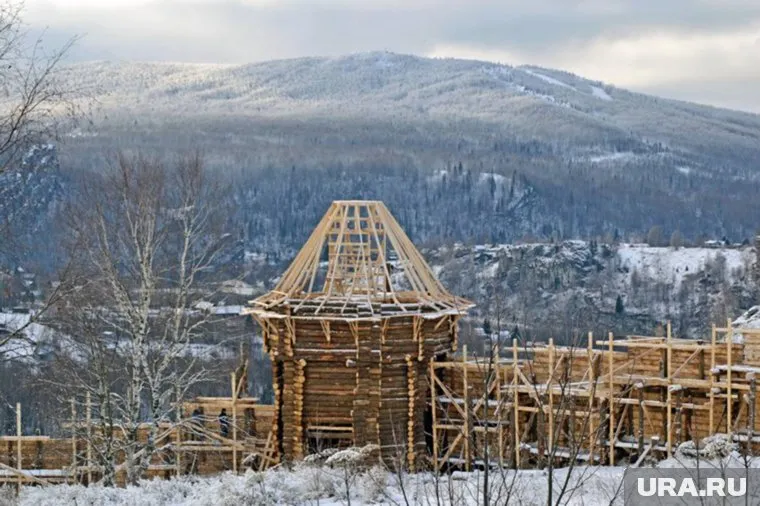 Декорации начали возводить еще осенью