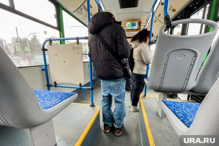 Кондуктор отказывалась подходить к пассажирам для продажи билетов