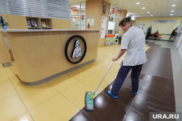 Санитарок перевели в уборщицы и сократили им зарплату