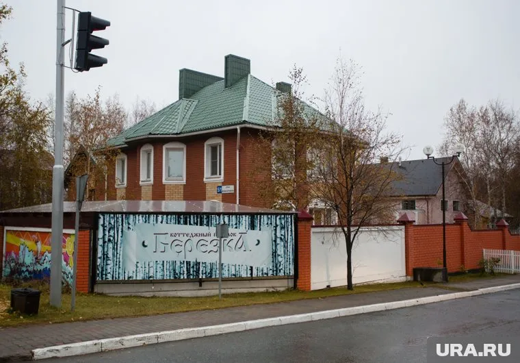 В «долине нищих» за счет бюджета возвели тротуары, газоны, дороги и теннисный корт