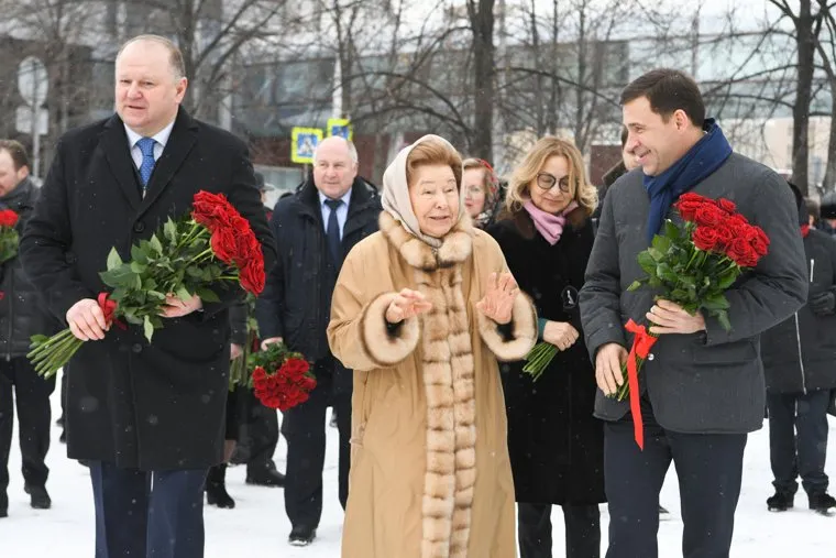 Возложение цветов к стеле у Ельцин Центра. Екатеринбург