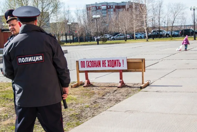 Разное Курган, по газонам не ходить, детство, полиция