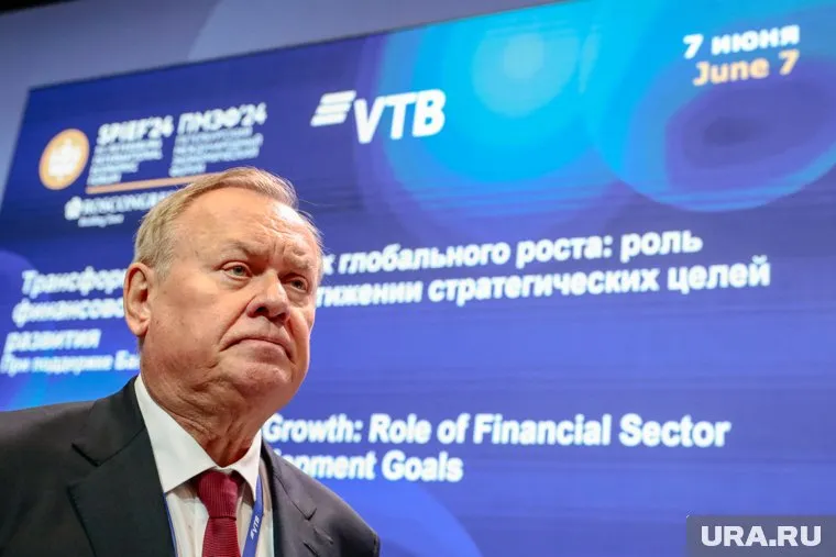 Председателю правления ВТБ Андрею Костину показали лучшие медучреждения Тюменской области