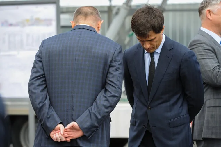 Осмотр полпредом президента Николаем Цукановым стройки в Челябинском аэропорту и строительство конгресс-холла Таганай. Саммит ШОС и БРИКС. Челябинск, руки за спиной, дубровский борис, гаттаров руслан