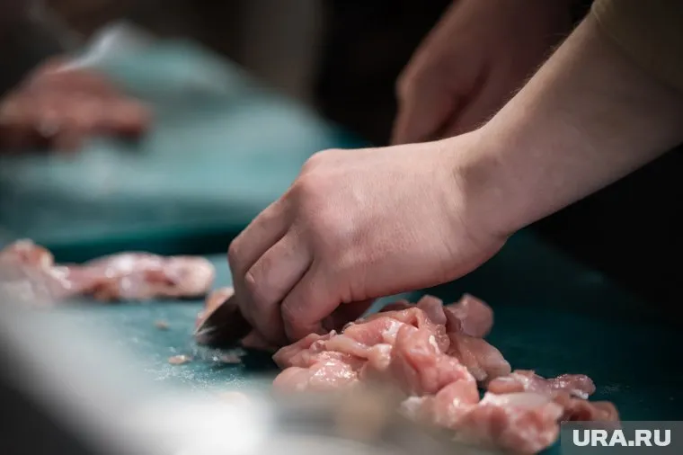 По данным камер видеонаблюдения в продуктовом магазине, семья не покупала куриное мясо