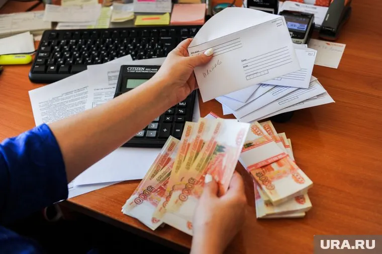 Сейчас международные резервы России составляют 563,9 млрд долларов