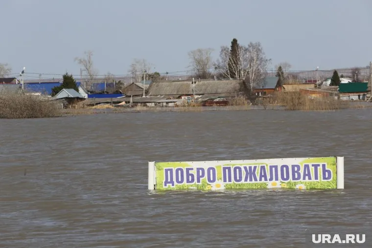 Табличка на въезде в деревню Большие Ярки, где-то там под водой осталась дорога