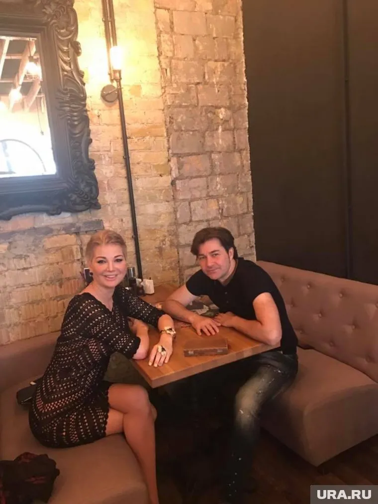 Для встречи в ресторане с министром Максакова выбрала провокационное платье