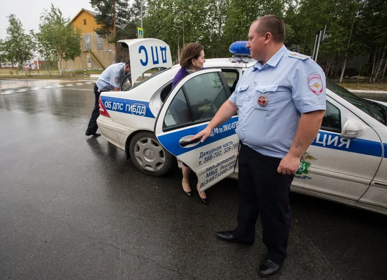 Посещение губернатором ХМАО Комаровой площадки дневного пребывания для детей и этнографического музея. Лянтор, губернатор хмао, гибдд, дпс, комарова садится в машину