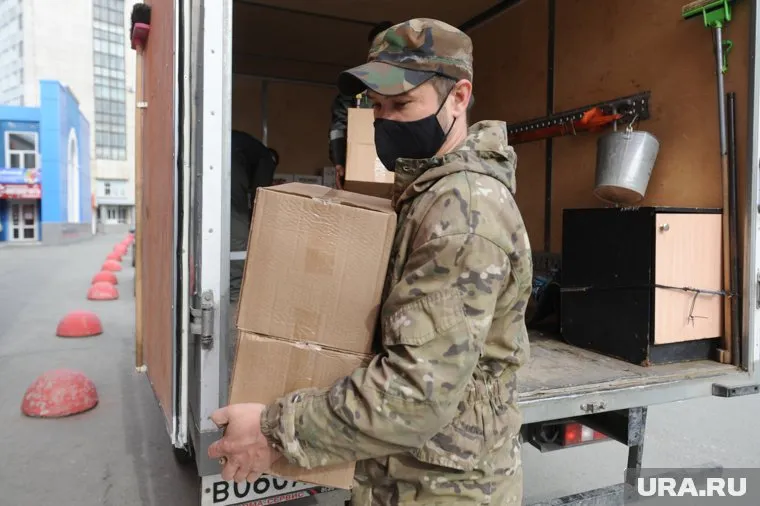 Поисковики и военные офицеры отправили коробки с гумпомощью в зону СВО