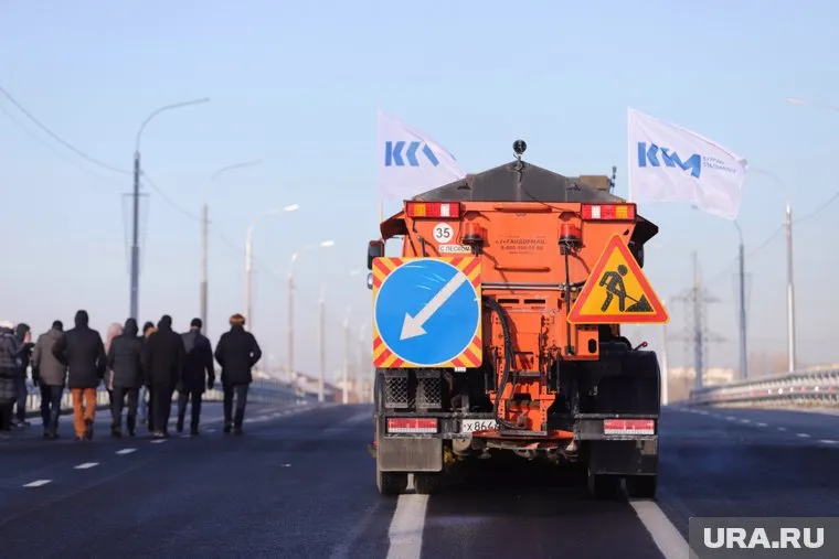 Водители наезжают на бордюр новой парковки, который выступает на правой полосе дороги