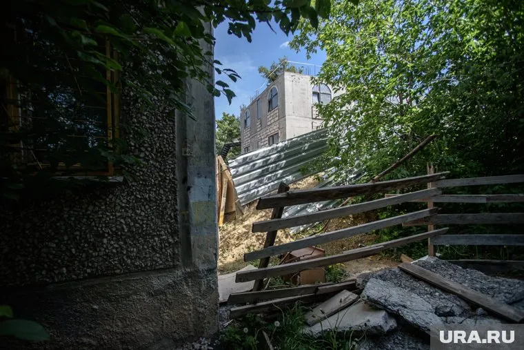 Пока непонятно, для чего возводят забор