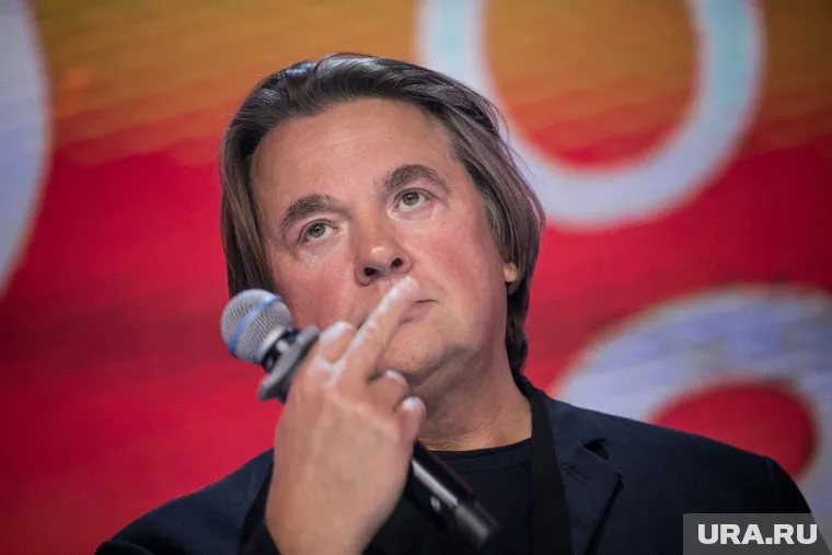 Константин Эрнст однажды показал средний палец авторм фильма «Хребет России»