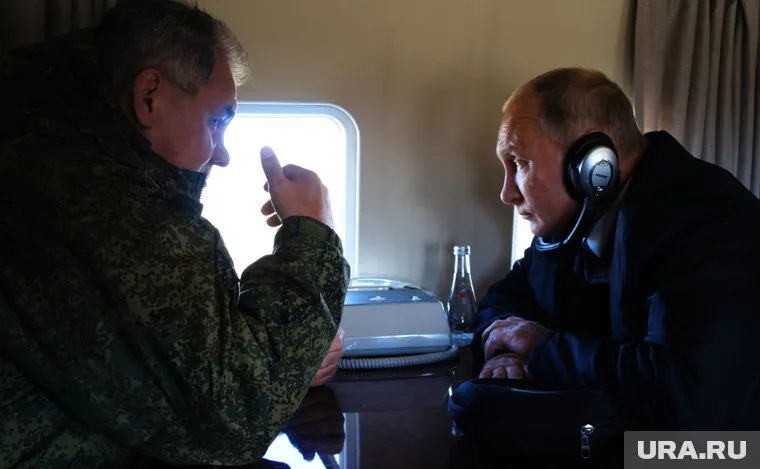 Сергей Шойгу (слева) уже «подробно доложил» Владимиру Путину о своем проекте по строительству новых городов в Сибири