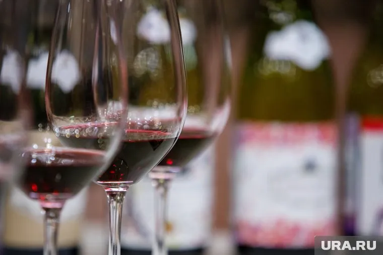 Ученые выяснили, что кормящие женщины, употребляющие спиртное, рискуют вырастить ребенка с плохо развитым мозгом