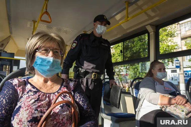 Носить защитную маску в жару может быть неудобно