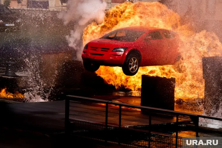 В Новосибирске, во дворе жилого дома, взорвался автомобиль Toyota RAV-4