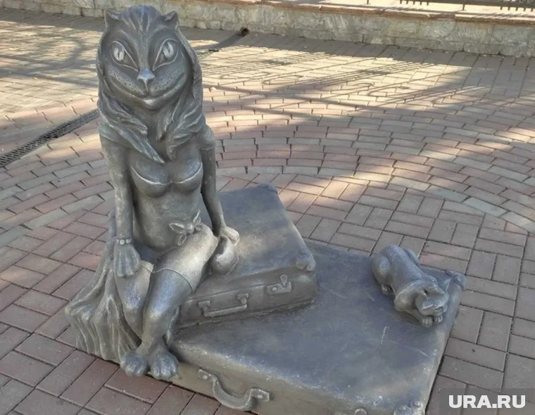 Памятник «женщине-кошке» вызвал неоднозначную реакцию курганцев, и его убрали