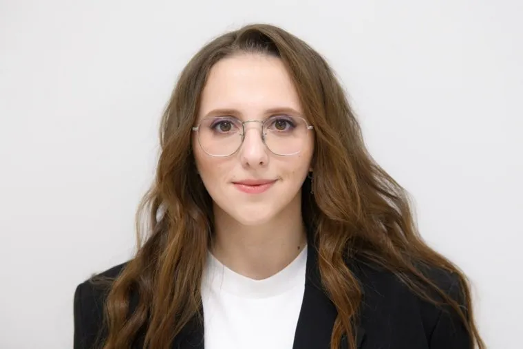 Диана Козлова доставлена на допрос в СК в качестве свидетеля по делу Аллаярова