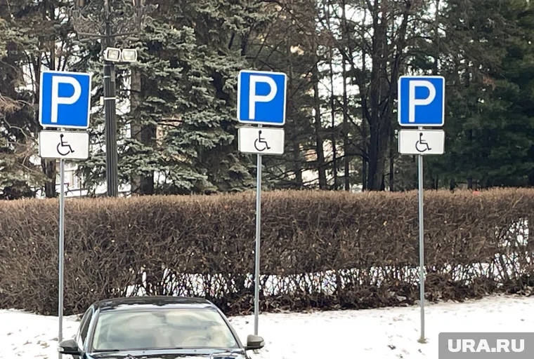 Инвалидам негде было оставить машины у входа в больницу из-за отсутствия специально выделенных мест