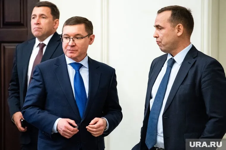 Владимир Якушев (в центре) стал полпредом с одним из самых высоких уровней доверия