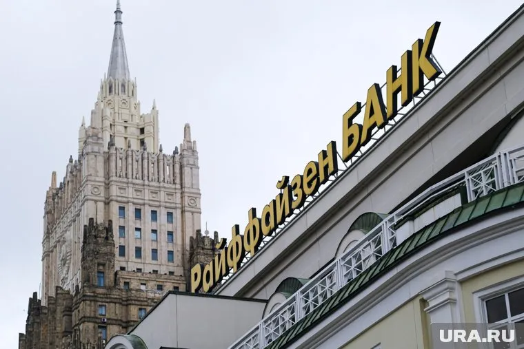 Raiffeisenbank может частично уйти из России, а не полностью, продав 60% активов, уточнил Йоханн Штробль