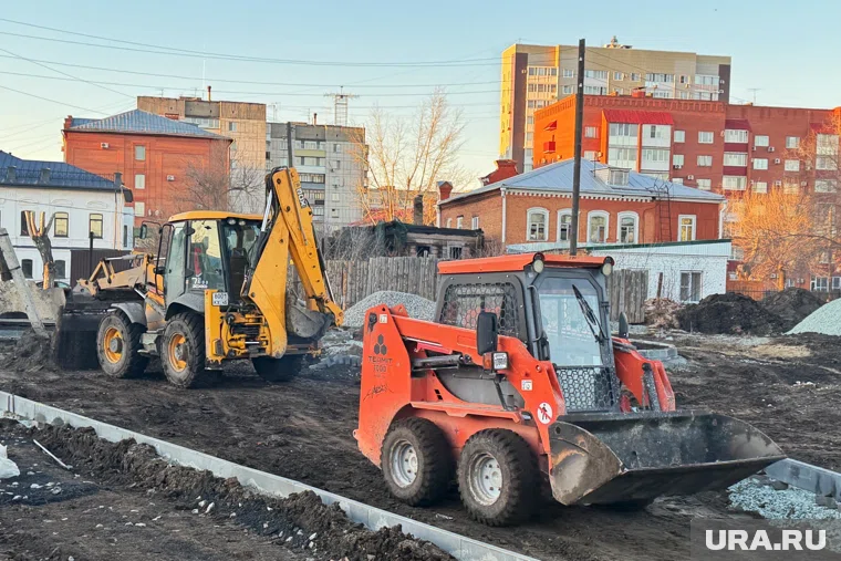 В Кургане активно идут строительные работы на месте нового сквера у Центрального рынка
