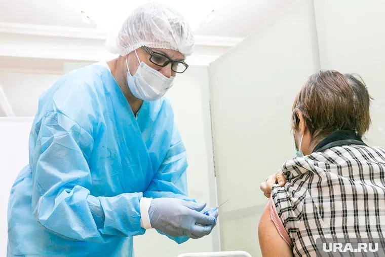 В России надо ввести зарубежные вакцины, считает вирусолог Георгий Викулов