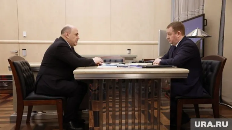 Премьер-министр РФ Михаил Мишустин (слева) поручил собрать разрозненные базы Росимущества вместе