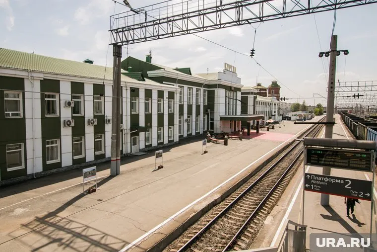 Скульптура стояла возже ж-д вокзала