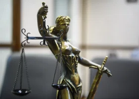 В ХМАО заключенный отсудил компенсацию у руководства СИЗО за отсутствие зимней одежды