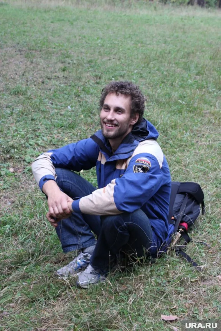 Спасатель показал на видео, как коллеги делят обувь