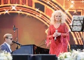 Сравнивают с Христом или называют бесстыжей: российские звезды спорят о скандале с Долиной