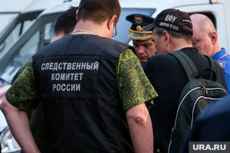 Водитель автобуса не справился с управлением и влетел в бордюр в Тюмени