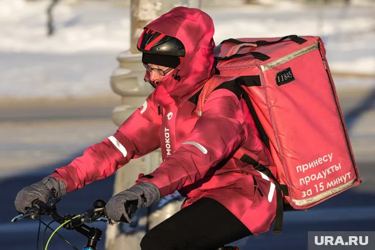 Мужчина отдал заказ покупателю и справил нужду в мусоропровод