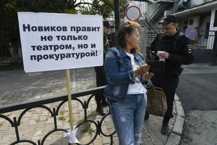 Одиночный пикет пайщицы «Бухты Квинс» у облпрокуратуры. Екатеринбург