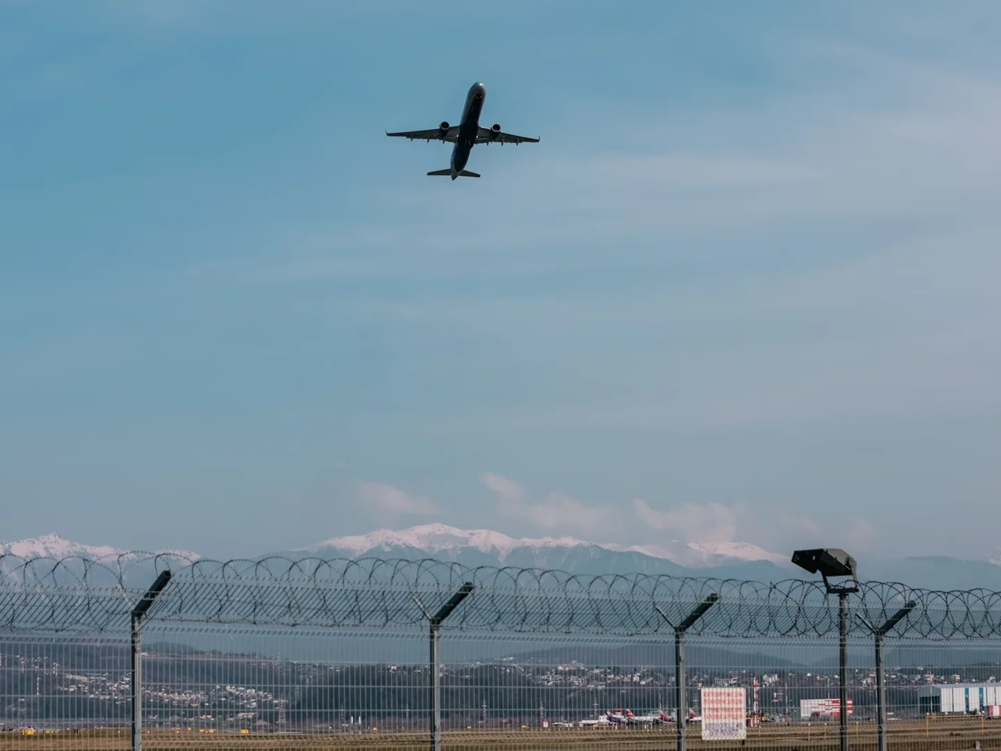 Дроны третий день бьют по Москве и Петербургу: задеты дата-центр VK и жилые дома