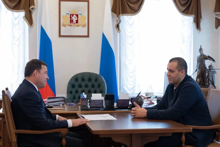 Евгений Куйвашев и Умар Кремлев вручили жилищные сертификаты