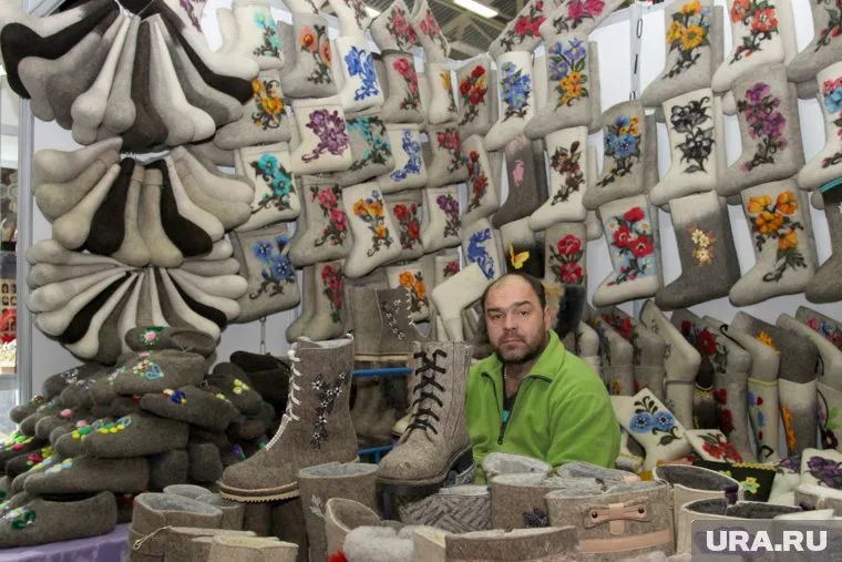 "Анатомически" россиянам больше всего подходят валенки и кирзовые сапоги, считают пользователи соцсетей