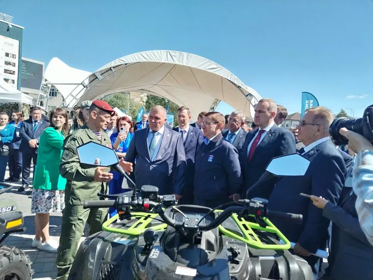 Секретарь Генсовета ЕР Владимир Якушев, губернатор ХМАО Руслан Кухарук и югорские политики дали старт отправке техники на фронт