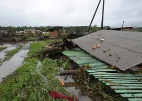 Дом, унесенный водой вместе женщиной и детьми под Карабашом, вернули на место