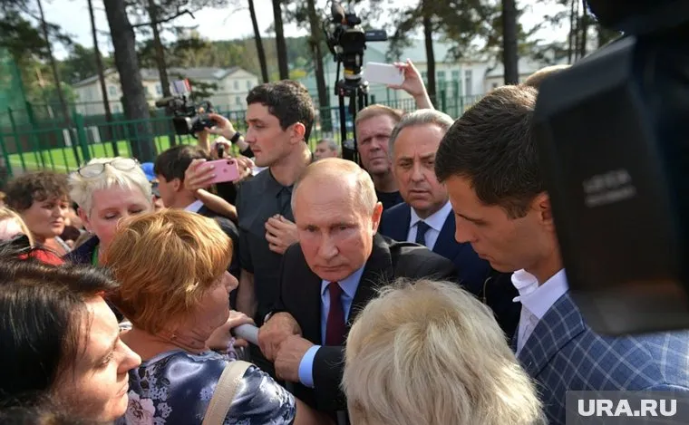 Владимир Путин начнет чаще участвовать в публичных мероприятиях уже в обозримом будущем, заявил его пресс-секретарь Дмитрий Песков