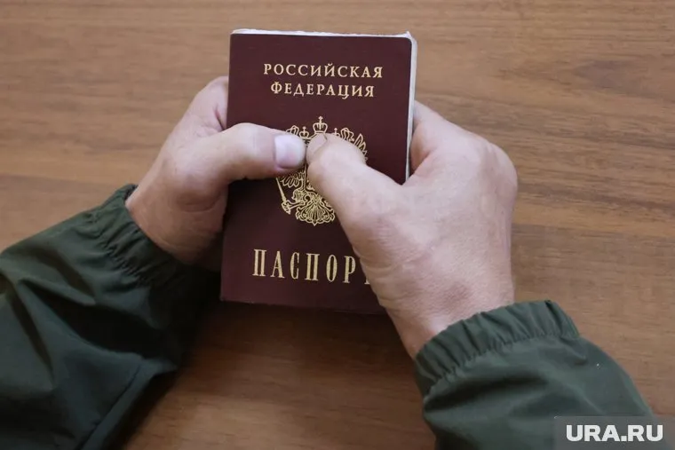 Бывших мигрантов будут лишать паспортов РФ на госгранице