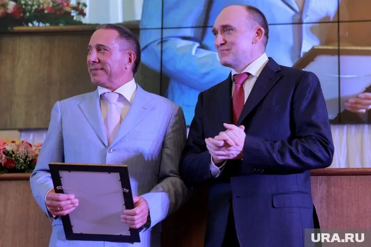 Аристов (слева) оттеснил от губернатора генерала Сергеева и мэра Тефтелева