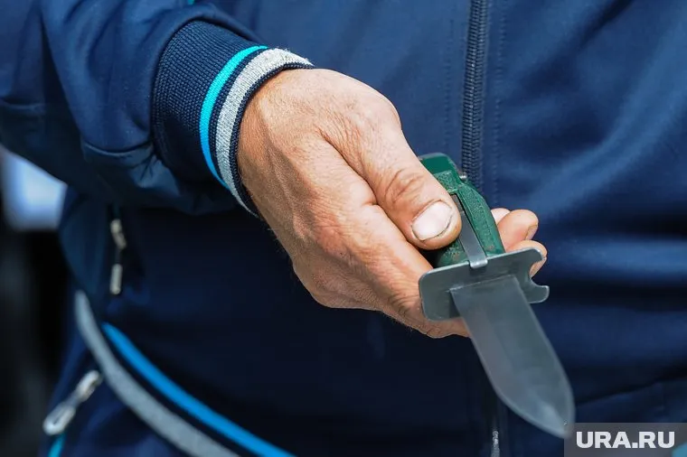 Неизвестный мужчина угрожал жителям ножом и показывал свои гениталии