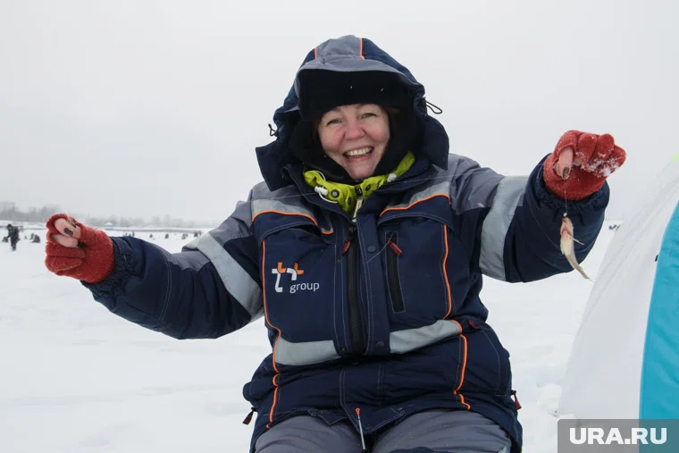 Рыбакам и рыбачкам надо одеваться тепло и соблюдать технику безопасности на льду