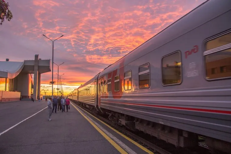 Клипарт. Нижневартовск., поезд, перрон, закат, вокзал, пассажиры, ржд